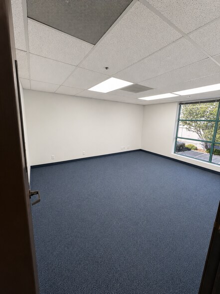 More Photos Of 24900 Anza Dr, Valencia Warehouse For Lease