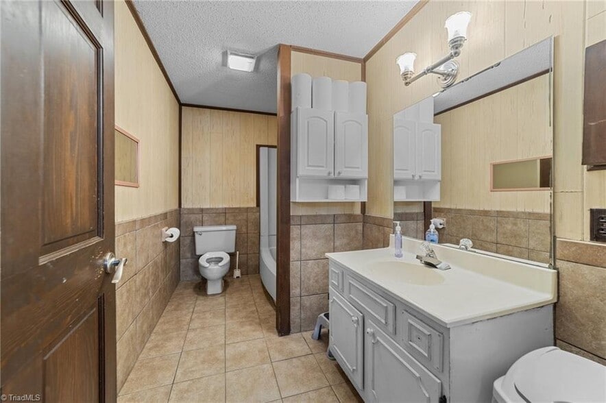 More Photos Of 1501 Upland Dr, Greensboro Office For Sale