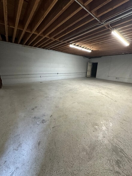 More Photos Of 10066 San Fernando Rd, Pacoima Specialty For Lease