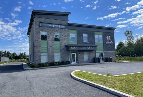 Primary Photo Of 385 Rue Des Colibris, Saint-jean-sur-richelieu Storefront For Sale