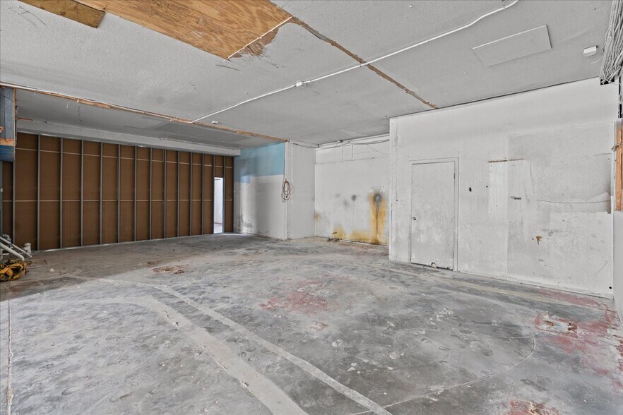 More Photos Of 171-173 Shaker Rd, East Longmeadow General Retail For Sale