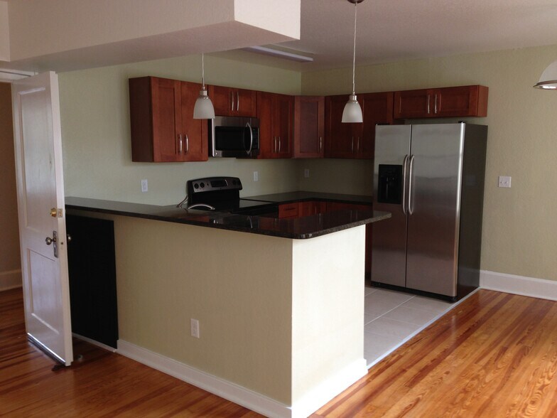 More Photos Of 675 30th Ave N, Saint Petersburg Freestanding For Sale