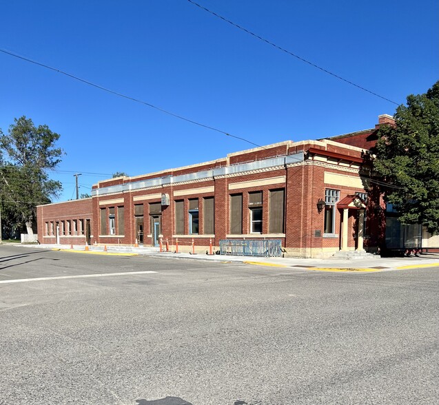 Primary Photo Of 201 Main St, Roundup Restaurant For Lease