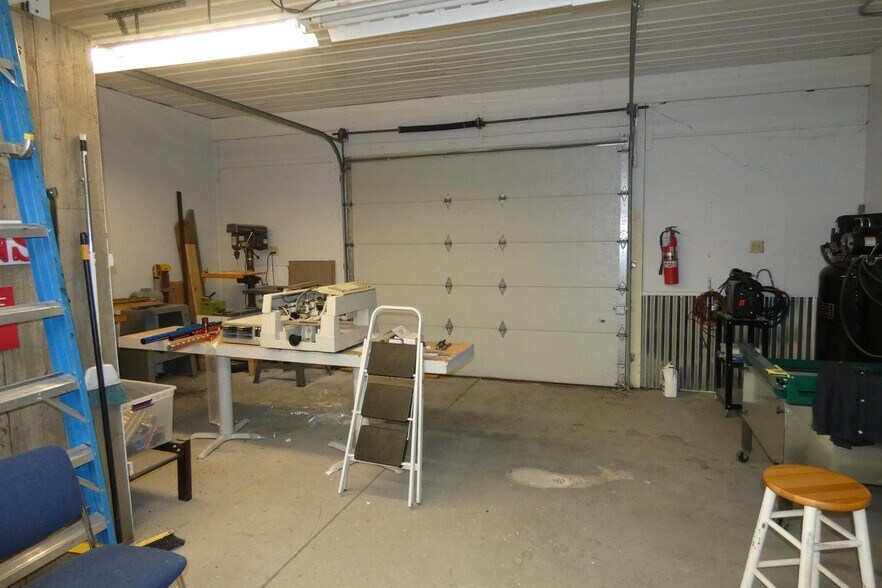 More Photos Of 2410 S Cleveland Ave, Saint Joseph Flex For Sale