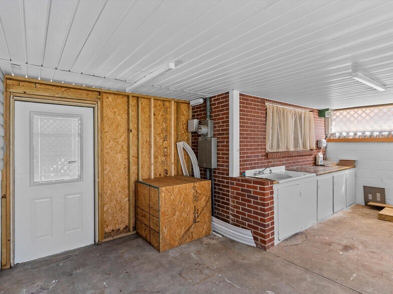 More Photos Of 302 W College St, Enterprise Flex For Sale