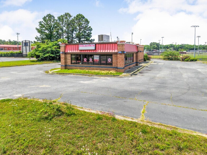More Photos Of 6121 Oak St, Eastman Restaurant For Sale