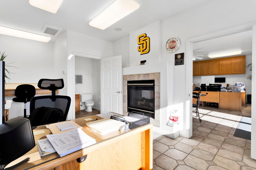 More Photos Of 15328 Bonanza Rd, Victorville Service For Sale