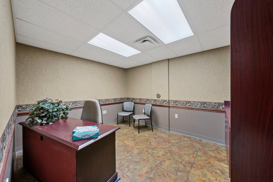 More Photos Of 1004 Glenview Dr, Glasgow Medical For Sale