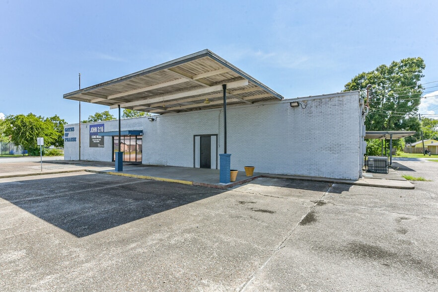 More Photos Of 130 S 4th St, La Porte General Retail For Sale