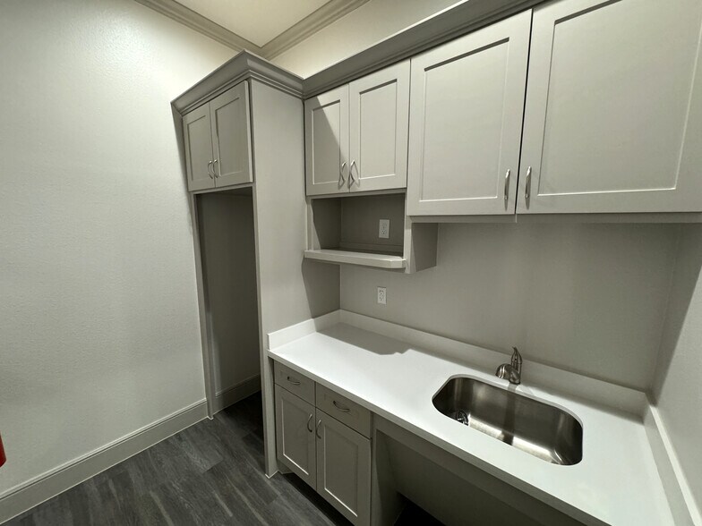 More Photos Of 17138 N Eldridge Pky, Tomball Medical For Sale