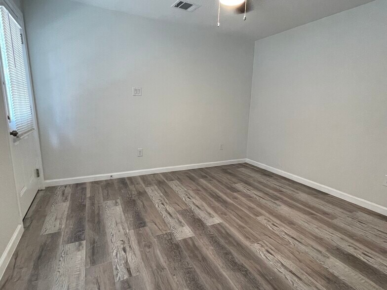 More Photos Of 629 S Gevers St, San Antonio Office For Sale