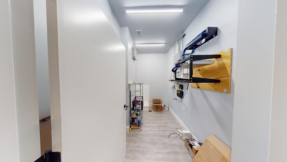 More Photos Of 101 S 1st St, West Dundee Loft Creative Space For Lease