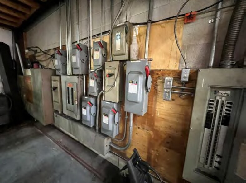 More Photos Of 1420 Rue de Coulomb, Boucherville Warehouse For Sale