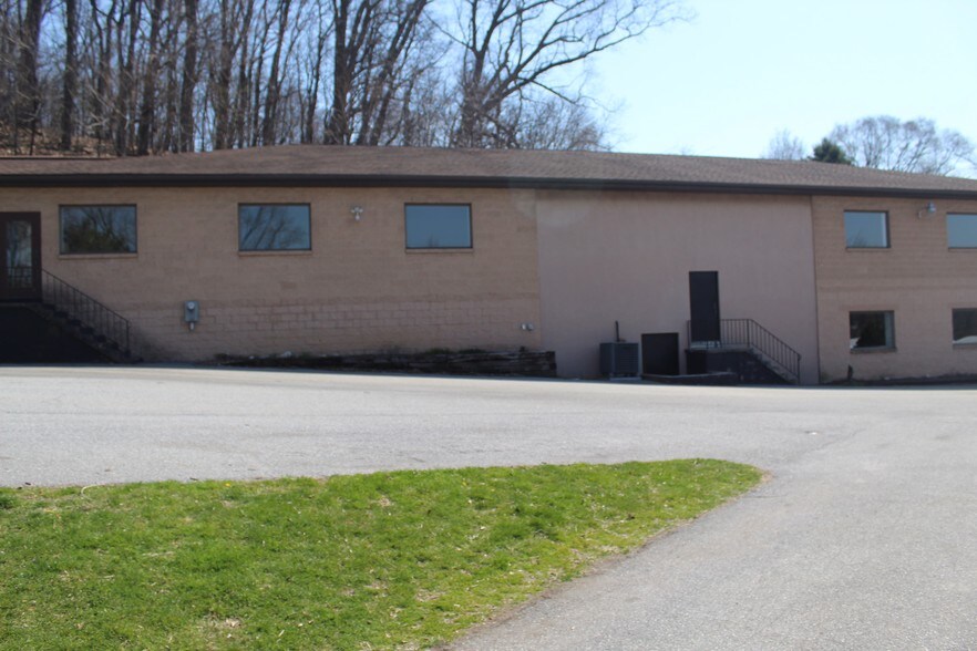 More Photos Of 935 Chestnut St, Gap Showroom For Sale