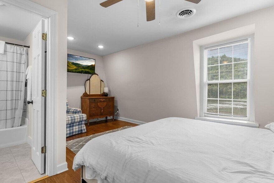 More Photos Of 509 W Main St, Fries Hotel For Sale