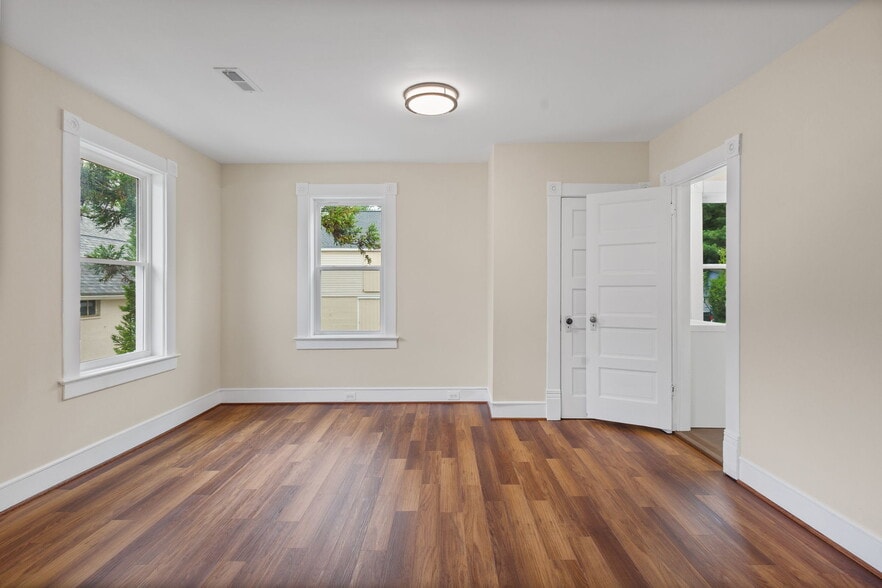 More Photos Of 8519 Chestnut Ave, Bowie Storefront For Sale