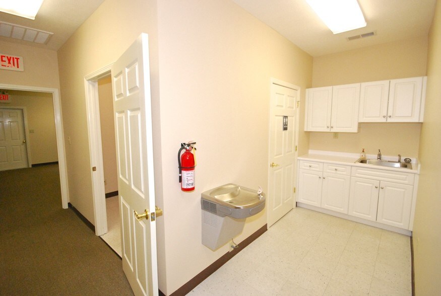 More Photos Of 2021-2027 Greystone Sq, Jackson Office For Lease