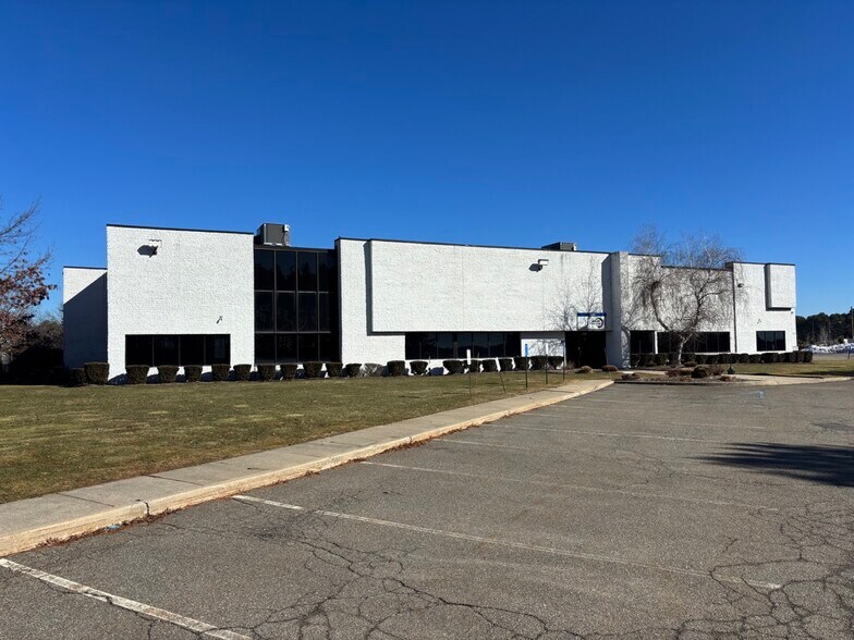 More Photos Of 1860 Smithtown Ave, Ronkonkoma Manufacturing For Sale