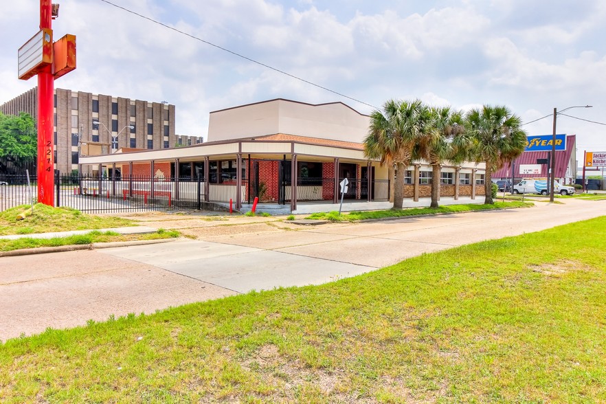 Primary Photo Of 2214 Mangum Rd, Houston Storefront Retail Office For Sale