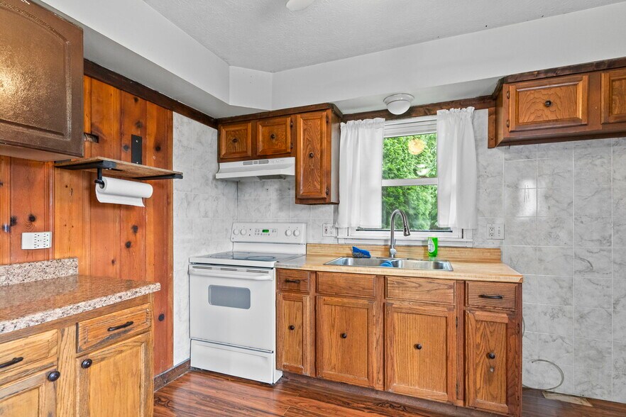 More Photos Of 305 S Ferguson St, Henryville General Retail For Sale