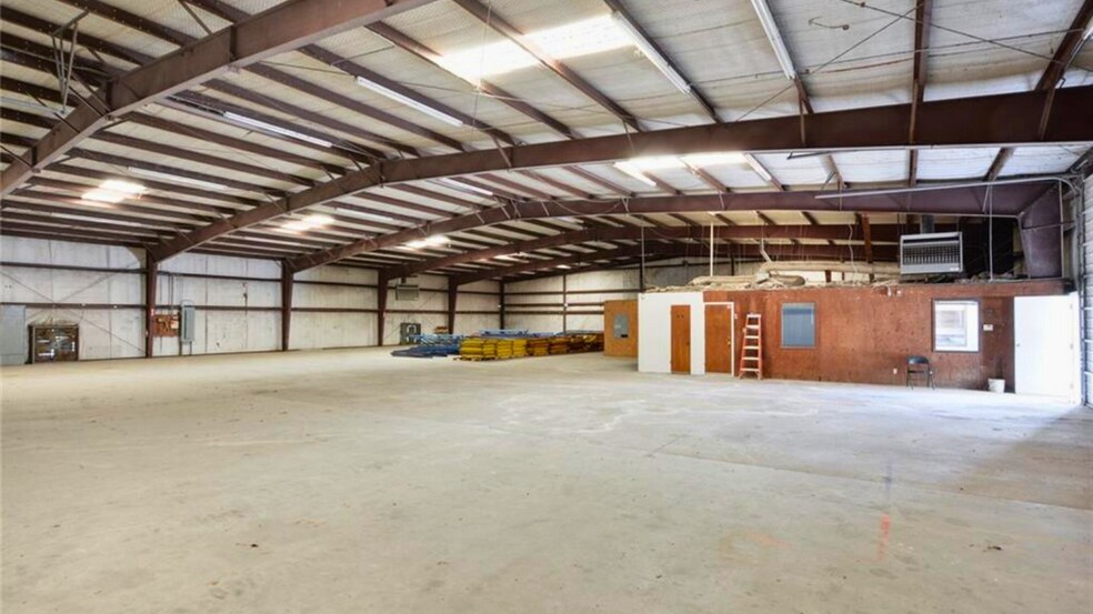 More Photos Of 4146 W US Highway 79, Rockdale Warehouse For Sale