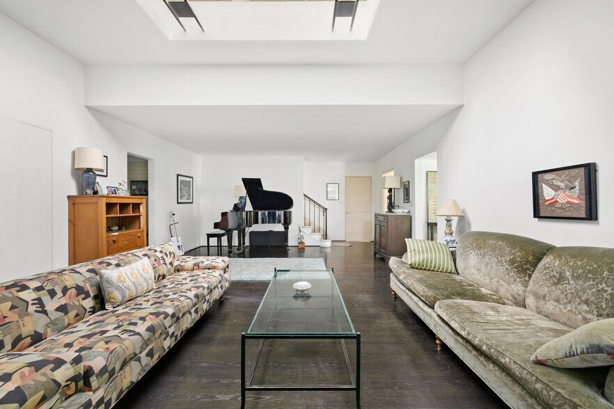 More Photos Of 8570 Holloway Dr, West Hollywood Multifamily For Sale