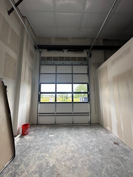 More Photos Of 296 S Barrington Rd, Tontitown Showroom For Lease