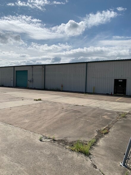 More Photos Of 12841 Highway 90, Beaumont Warehouse For Lease