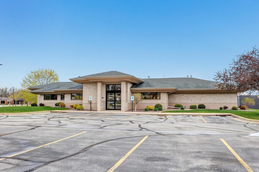 Primary Photo Of 960 Hansen Rd, Green Bay Office For Lease