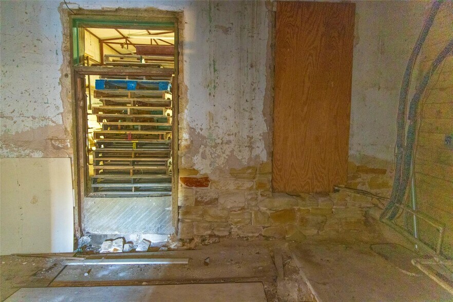 More Photos Of 1020 Halsell St, Bridgeport Flex For Sale