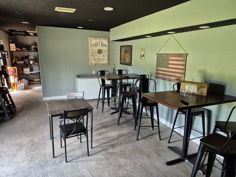 More Photos Of 410 Broad St, Brooksville Freestanding For Lease