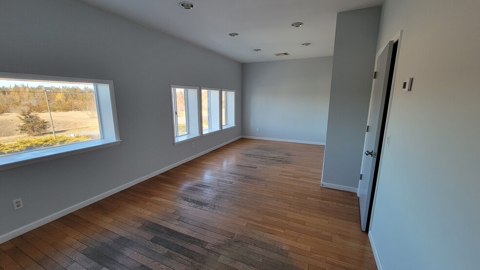 More Photos Of 14 Park Dr, Franklin Warehouse For Lease