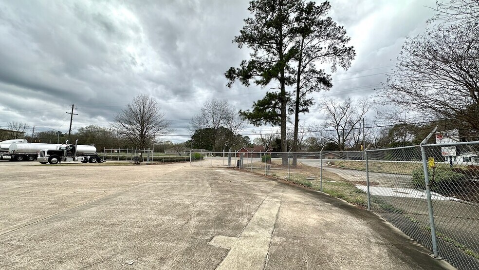 More Photos Of 180 Hunter Loop Rd, Montgomery Warehouse For Lease