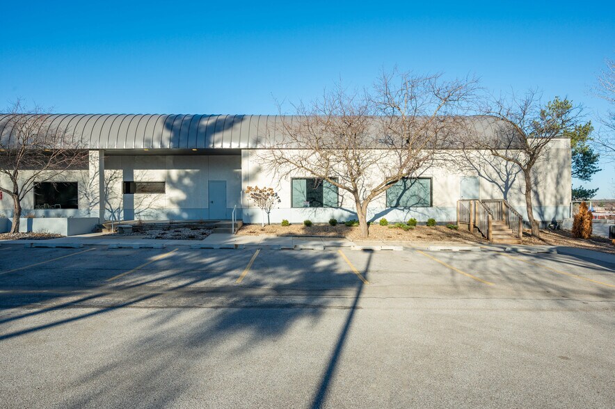 Primary Photo Of 1701 22nd St, West Des Moines Medical For Lease