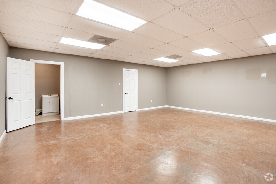 More Photos Of 1646 Blaisdale Rd, Richmond Warehouse For Lease