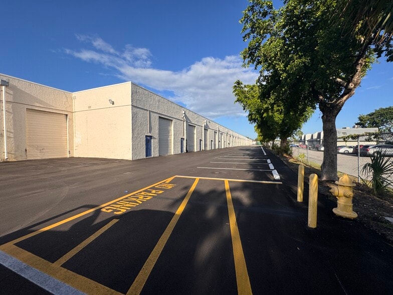 More Photos Of 3927-3999 NW 19th St, Lauderdale Lakes Unknown For Lease