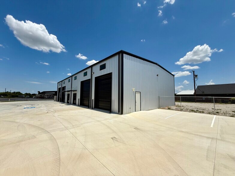 More Photos Of 142 Boyd Business Pky, Boyd Flex For Lease