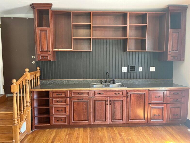 More Photos Of 1085 W Main St, Troy Medical For Sale