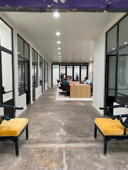 More Photos Of 1537 Singleton Blvd, Dallas Office For Lease