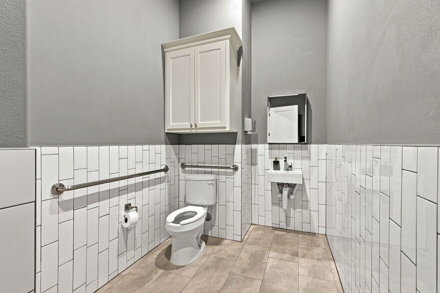 More Photos Of 642 Stoneglen Dr, Keller Office For Sale