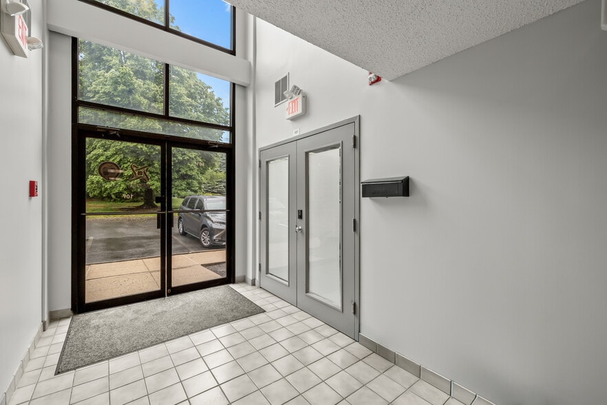 More Photos Of 80 Red Schoolhouse Rd, Chestnut Ridge Office For Lease