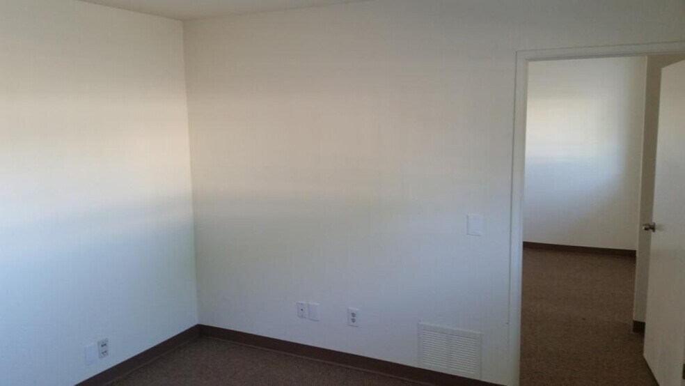 More Photos Of 445 E Menlo Ave, Hemet Warehouse For Lease