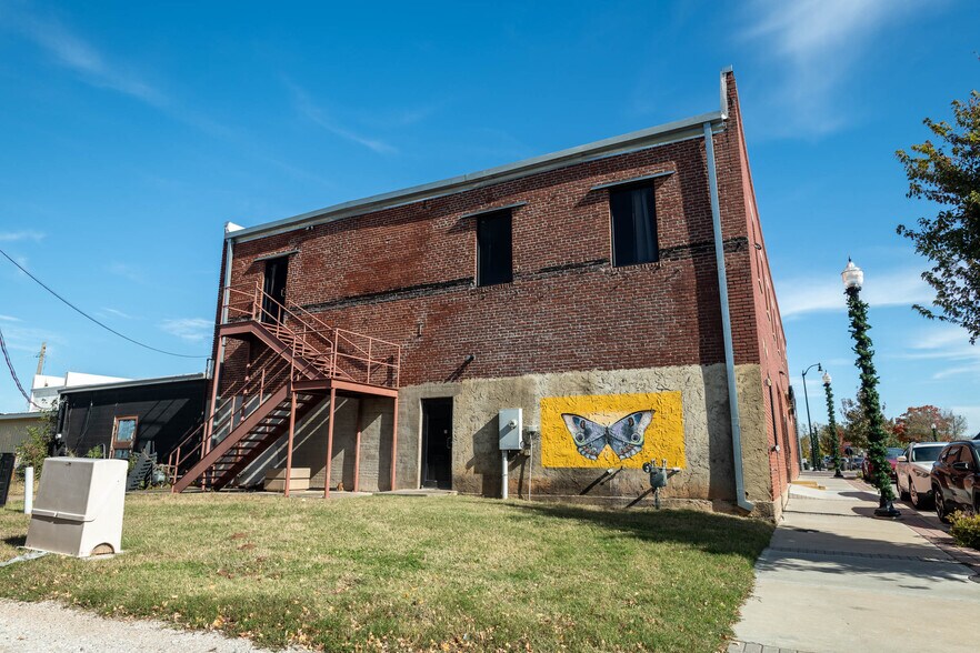 More Photos Of 200 N Armstrong St, Bixby Storefront For Lease