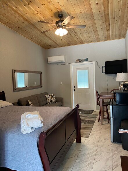 More Photos Of 1001 Highway 98 E, Carrabelle Hotel For Sale