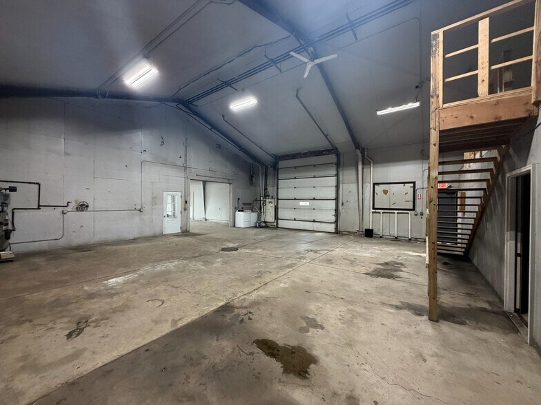 More Photos Of 72 East St, Crystal Lake Light Manufacturing For Lease