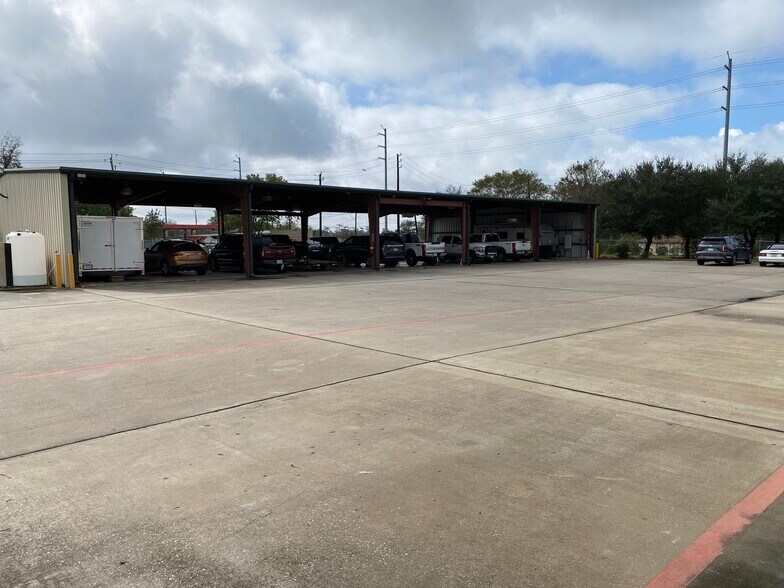 More Photos Of 1105 N Main St, Highlands Warehouse For Lease