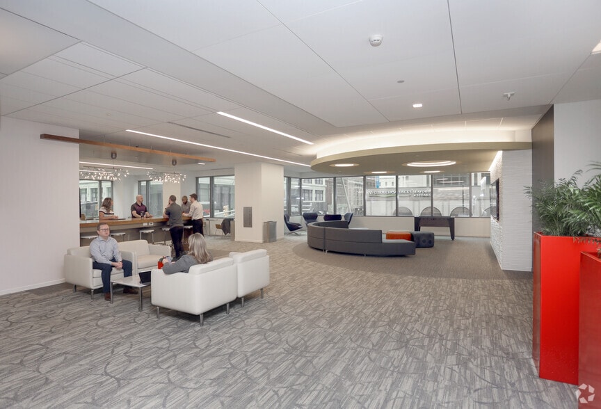 More Photos Of 10 W Market St, Indianapolis Office For Lease