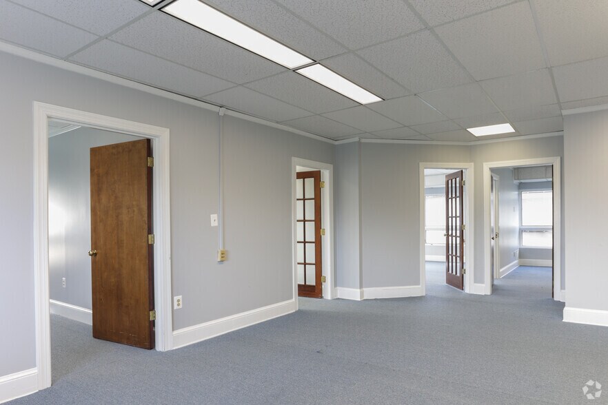 More Photos Of 604 S King St, Leesburg Office For Sale