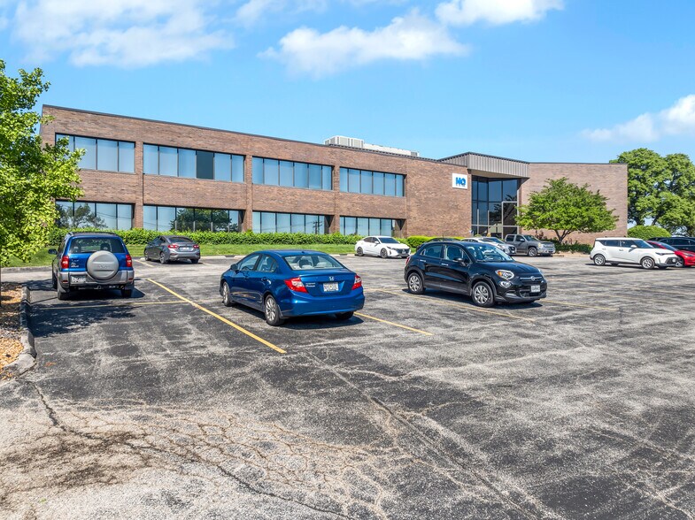 More Photos Of 2055 Craigshire Rd, Saint Louis Office For Lease