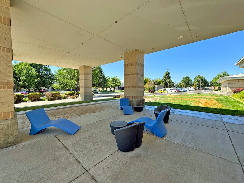 More Photos Of 275 S Stratford Dr, Meridian Bank For Lease